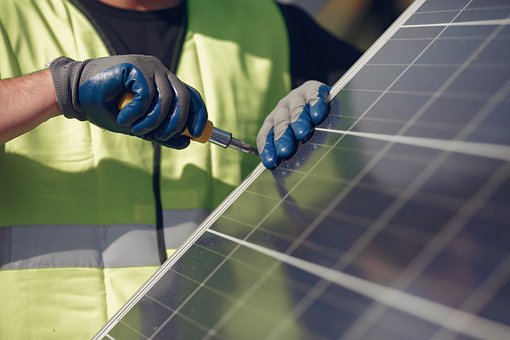 berapa biaya instalasi solar panel di rumah