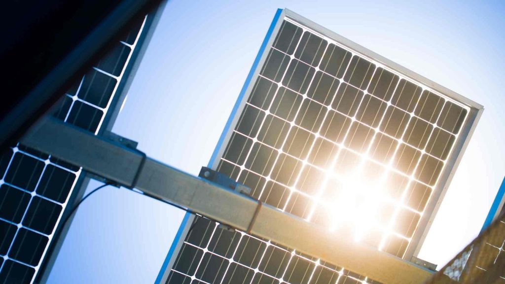 Pelajari Kinerja Solar Panel 200 Wp dan Efisiensi Energi yang Dihasilkannya