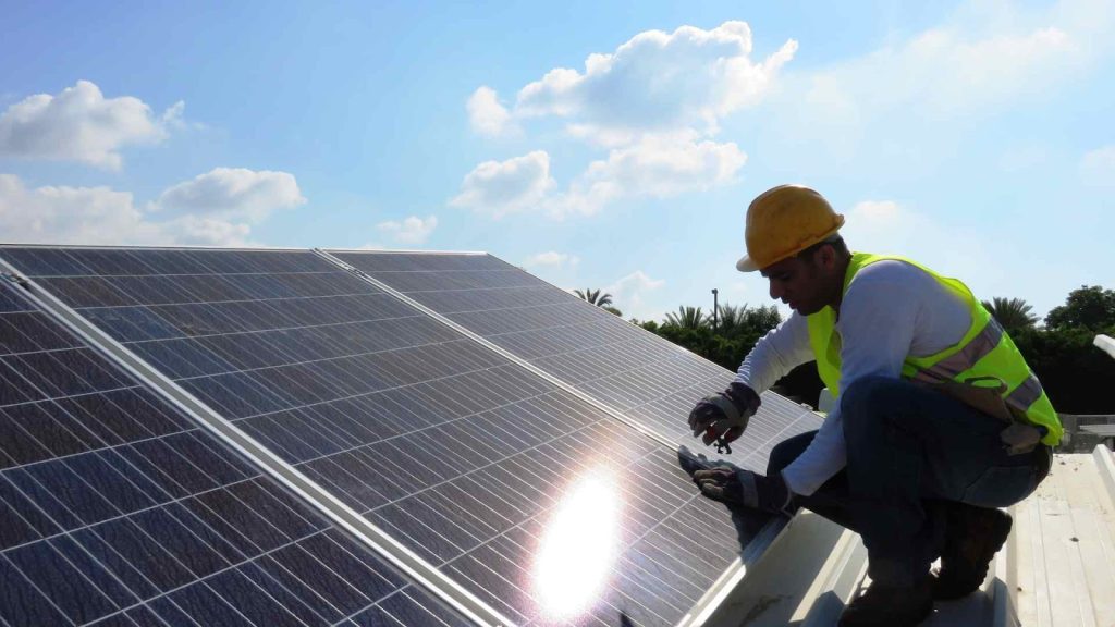 Pelajari Keuntungan Menggunakan Solar Panel 200 Wp untuk Kebutuhan Energi Anda
