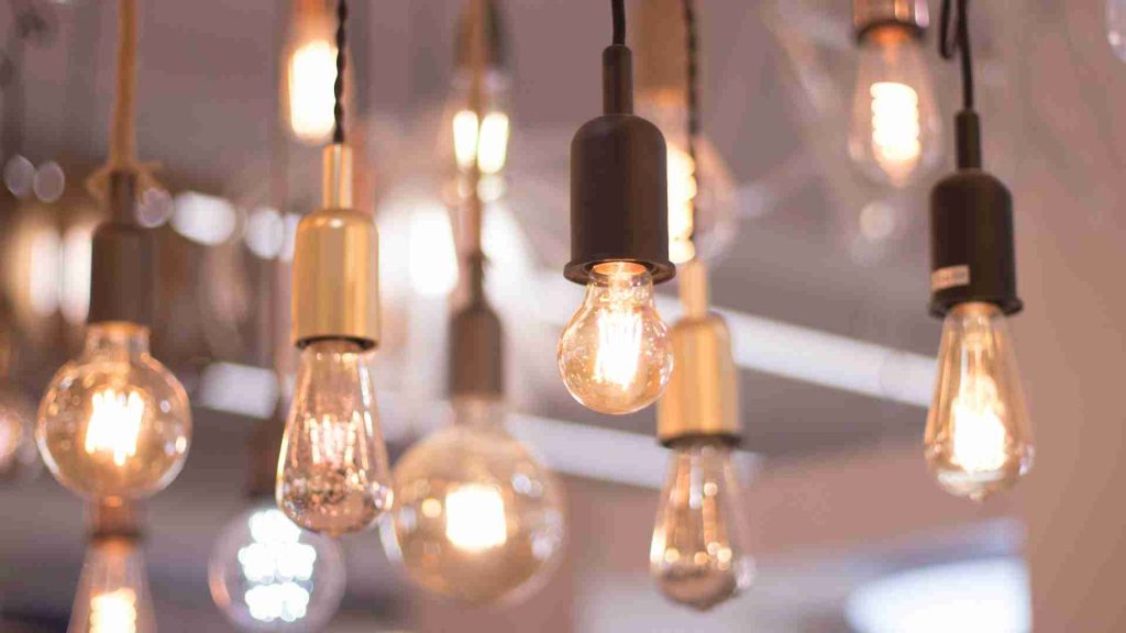 Perbandingan Lampu LED vs Lampu Hemat Energi